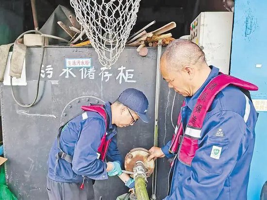 韩昆仲和同事连接管道。