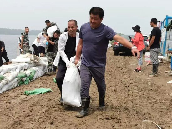 吴劲松生前参与防汛抢险。新华社发
