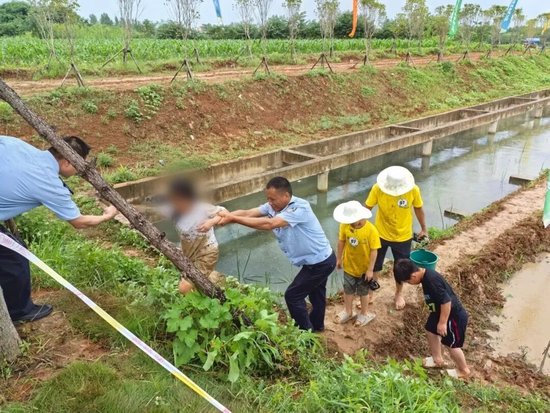 ▲孝昌县公安局邹岗派出所民警辅警及时救助落水群众