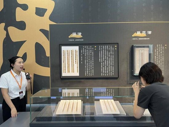 云梦县博物馆讲解员讲解秦简里的法律。（湖北日报全媒记者王孝武 摄）