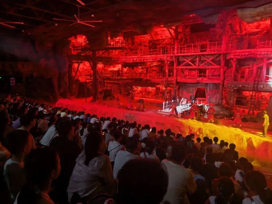 图/黄石华侨城恐龙奇域景区沉浸式演出《铜绿山传奇》座无虚席。