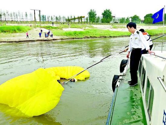 图为：海事人员救援现场