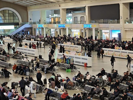 2月1日，旅客在汉口站有序出行。（宋萍摄）