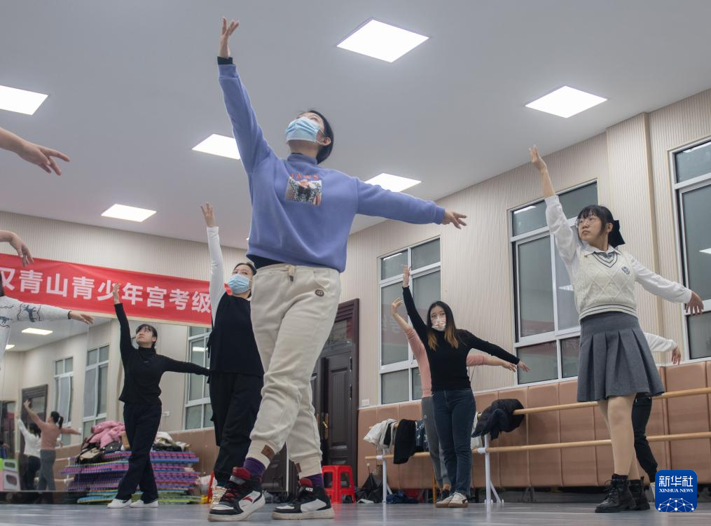 2023年12月13日，在武汉市青山区青少年宫，学员在学习中国舞。新华社记者 杜子璇 摄
