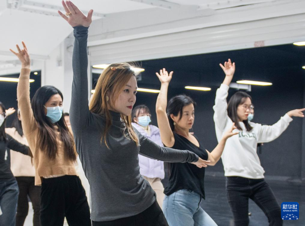 2023年12月14日，在武汉市武昌区中北路楚天都市花园，学员们在学习爵士舞。新华社记者 杜子璇 摄