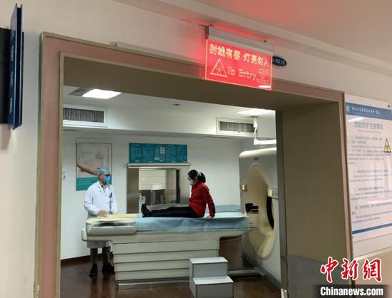 郑霞接受CT检查。 张斌 摄