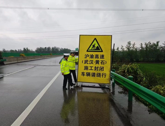 7月13日上午,仙桃市公安局高警大队民警将倒塌提示牌扶起,并迅速通知相关部门固定防止意外发生。