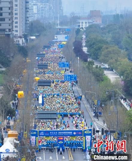 3月24日7时30分，2024武汉马拉松鸣枪开跑。(航拍图)郑子颜摄