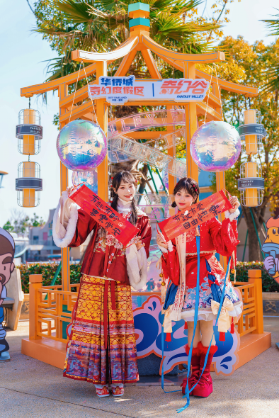 1月28日至2月16日,襄阳华侨城奇幻度假区隆重推出“新春奇幻年”活动。(图/襄阳华侨城奇幻度假区)