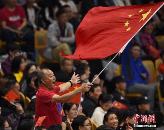 圖為現(xiàn)場(chǎng)觀戰(zhàn)的球迷為中國(guó)隊(duì)吶喊助威。中新社記者 侯宇 攝