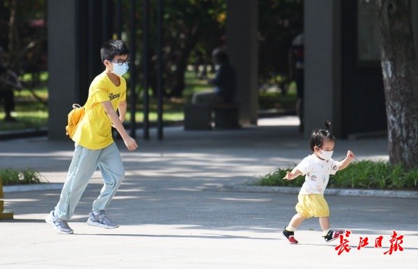孩子们在树林间欢跑。记者詹松 李子云 李永刚 摄