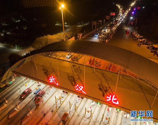 4月8日凌晨,车辆通过武汉北高速收费站(无人机照片)。 新华社记者 肖艺九 摄