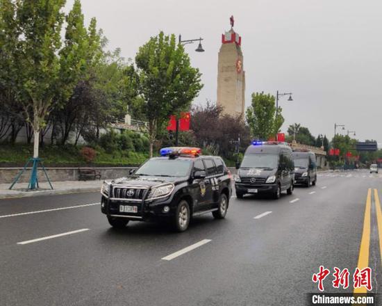 武汉警方|武汉每天万余警力坚守岗位 保“双节”社会治安平稳