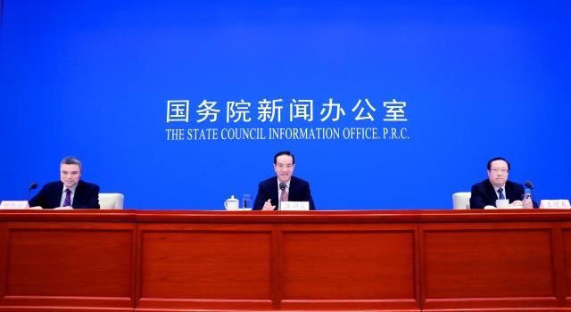 6月19日,国务院新闻办公室举行省(区、市)系列新闻发布会,请中共湖北省委书记、湖北省人大常委会主任蒋超良,中共湖北省委副书记、湖北省人民政府省长王晓东围绕“长江经济带建设与湖北高质量发展”作介绍,并答记者问。新华社记者 潘旭 摄