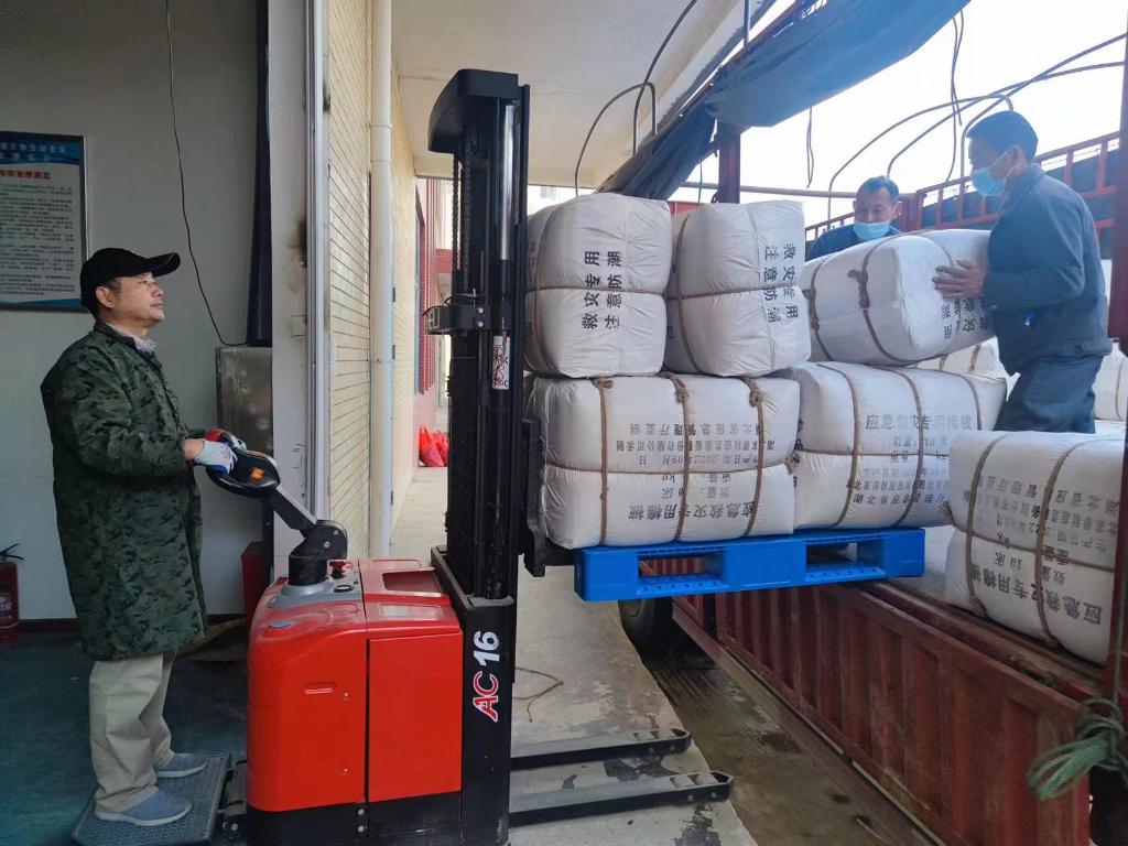 湖北下拨御寒物资保障受灾困难群众温暖过冬。(湖北省应急管理厅供图)
