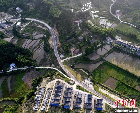 湖北大別山區(qū)綠唐線晉升為新興“網(wǎng)紅”打卡地 湖北蘄春縣交通運(yùn)輸局供圖