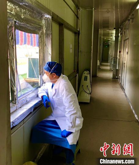 毛青目送經(jīng)ECMO治愈的患者出院。仁濟(jì)醫(yī)院供圖