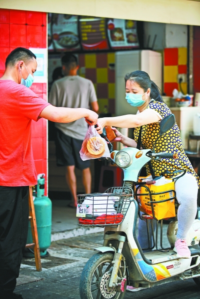 市民享受久违的过早 长江日报记者何晓刚 摄