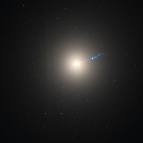 HST拍摄的M87，图片版权：NASA