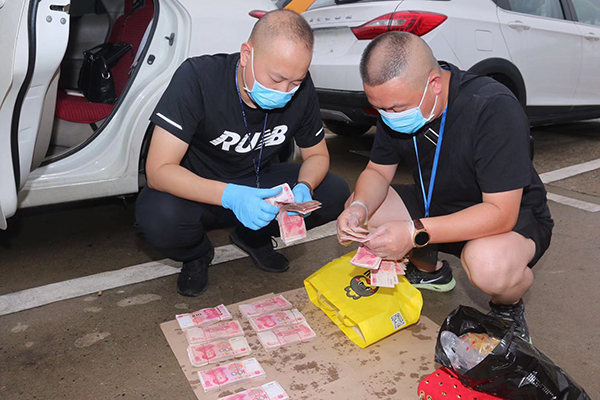 民警當(dāng)場繳獲現(xiàn)金31萬元。竹溪警方供圖