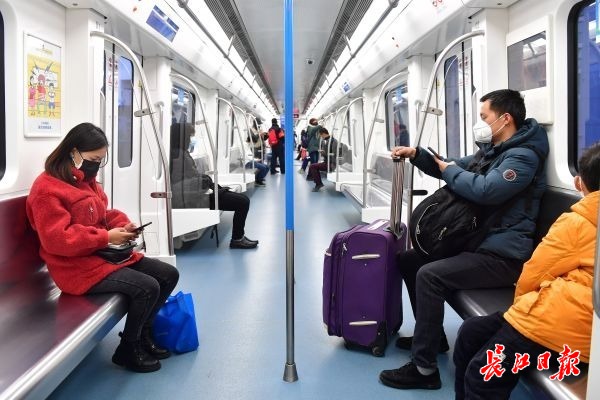 地铁的“重启”为武汉市民复工复产带来极大便利 记者李永刚 摄