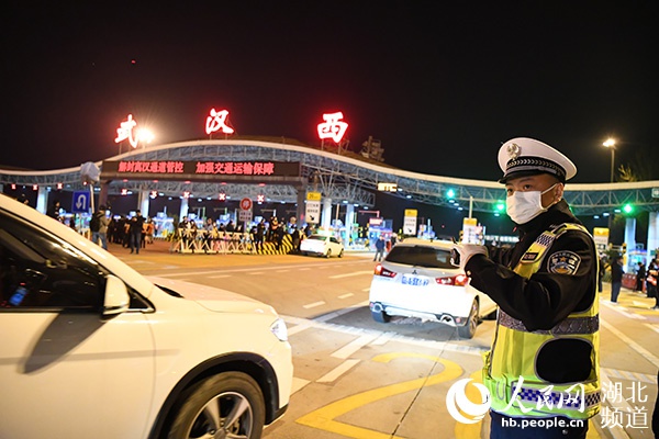 高速警察指挥出城车辆。(张璨龙 摄)