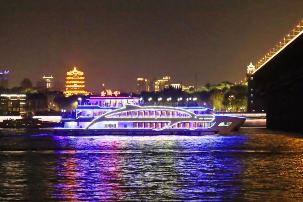 两江游览游船东湖号航行在江面(资料图) 通讯员廖承志 摄