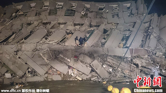 台南住宅大楼惊传倒塌,上百位居民受困。 图片来源:东方IC