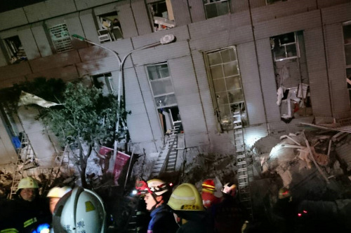 臺(tái)南市永康區(qū)永大路一棟大樓6日凌晨在地震后傳出倒塌，消防局動(dòng)員大量人車前往救援，消防人員聽(tīng)到有人在里面呼救，陸續(xù)救出多人送醫(yī)。 臺(tái)灣“中央社”圖