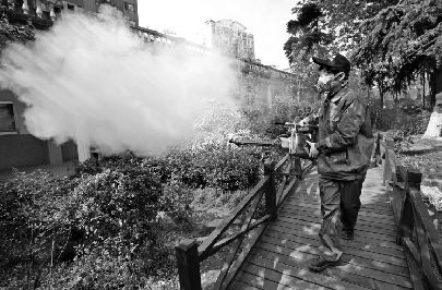 硚口公园里，专业消杀人员用烟雾机喷洒灭蚊药剂。本报记者 傅坚 摄