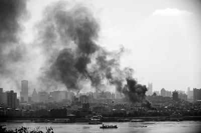 昨天10时36分，武昌临江大道汉阳门附近，黑色的浓烟直冲天际。记者苗剑 摄