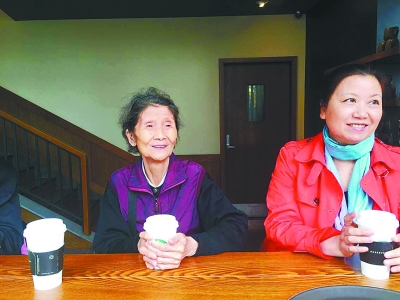 83岁老人李静华与女儿齐芸接受记者采访。