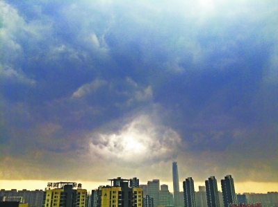 昨日上午,又一轮强降雨袭来,7时20分的汉口上空乌云滚滚,只剩下天边一道亮光 记者陈卓 摄
网站简介│网站地图│版权说明│豁免条款│联系我们
长江互动传媒网 版权所有 未经授权禁止复制和建立镜像 鄂ICP证:020001
信息网络传播视听节目许可证:1704064 增值电信业务经营许可证:鄂 B2-20070023