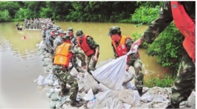 昨日上午，军民们搬运沙袋进一步控制险情       记者彭年 摄