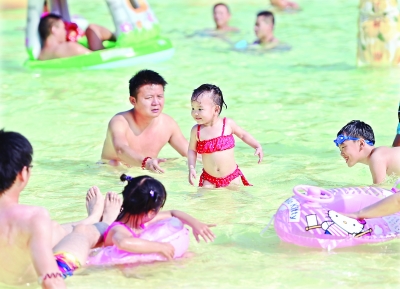 昨日，在一大型水上乐园，不少市民带孩子们戏水消暑。记者郭良朔 摄（实习生胡珮珊）