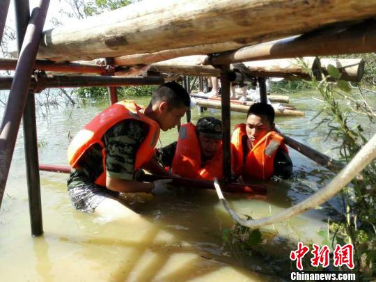 武警官兵泅水排险 胡睿 摄