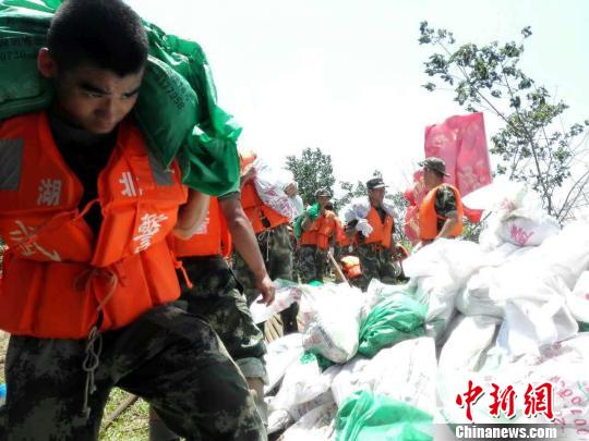 武警官兵运沙袋　胡睿　摄