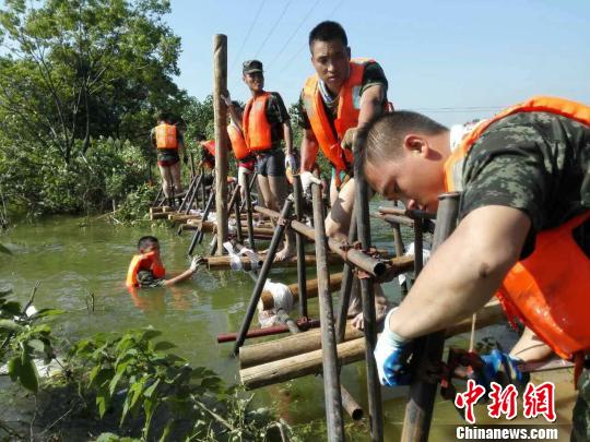 武警官兵在决口中打下120根基桩 胡睿 摄