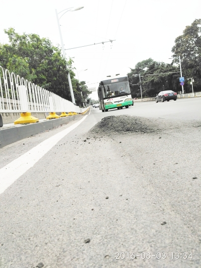 长江大桥武昌引桥处路面“鼓包”。记者戴旻阳摄