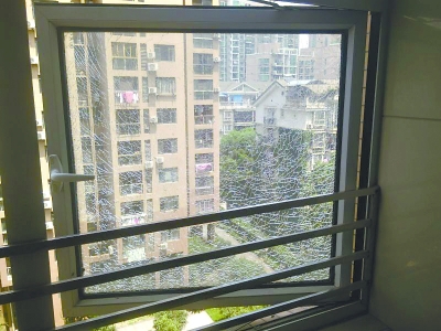 京华时代小区业主家的窗户玻璃自爆。记者 马振华 摄