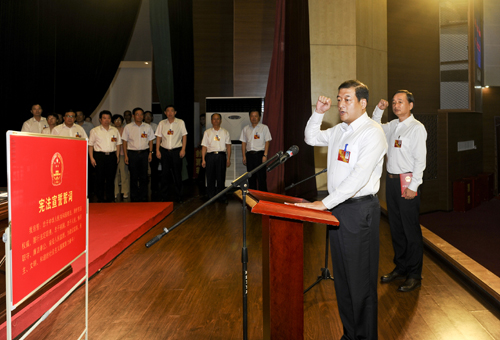 新当选为市长王立，人大常委会秘书长袁谟浩向宪法庄严宣誓。记者方仲华摄
