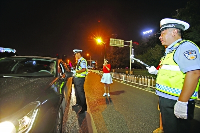 昨夜，在武展西路，武汉交警网络直播严查酒驾。记者陈卓 摄