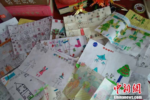 學生親手做的紙卡。受訪者供圖
