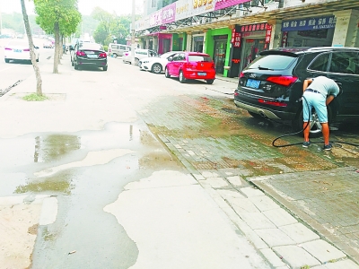 一家汽修店前，污水直接流到人行道上。 见习记者孙笑天 摄