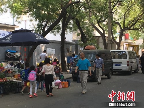 學生放學回家。湯琪 攝