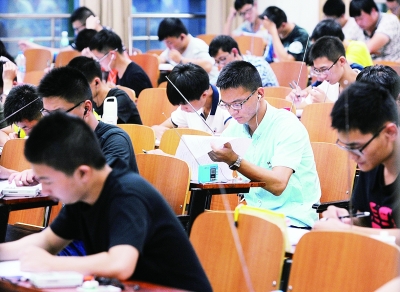 武汉理工大学新生入学参加英语考试。记者李子云 摄