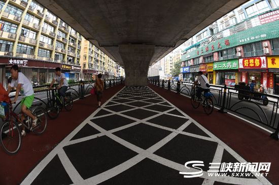 宜昌建成国内首条路中式自行车道