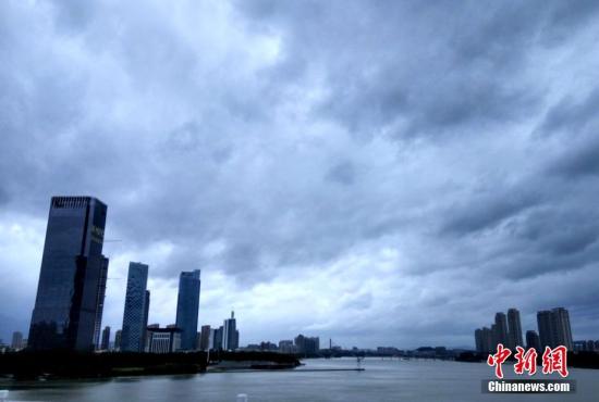 9月27日,福州上空乌云密布。 张斌 摄