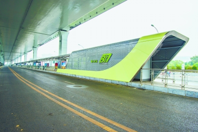 BRT快速公交站台雏形初现，造型靓丽 记者胡九思 摄