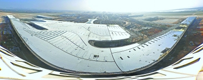 天河机场T3航站楼外形已基本明朗,从高空俯瞰,好似一只凤凰正展翅腾飞 记者陈卓 摄